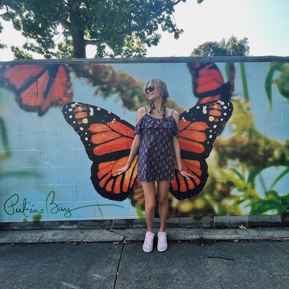 ♡ MEET YOUR POSHER ♡ - Picture 1 of 4